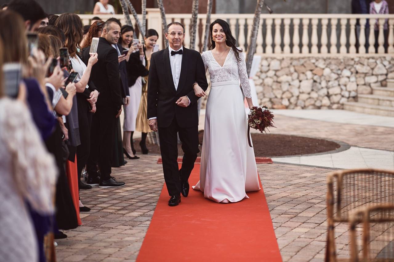 Novio caminando al altar con zapatos elegantes