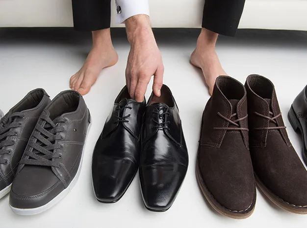 Varios modelos de zapatos Betelli para hombre ordenados ordenadamente