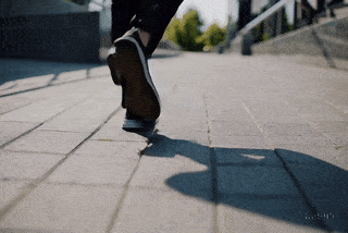 caminar con zapatos con alzas